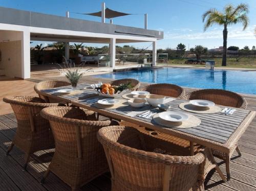 Moradia geminada alegre com piscina gîte à louer Alcantarilha