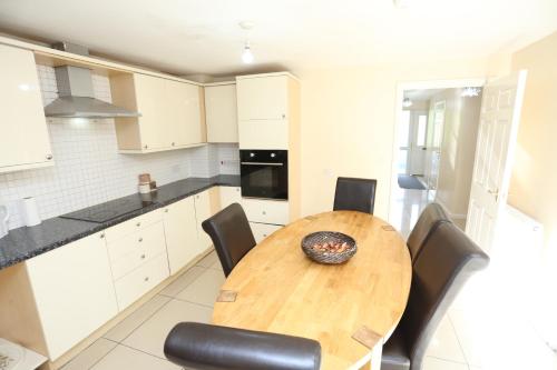Lovely 4 Bed House London - image 7