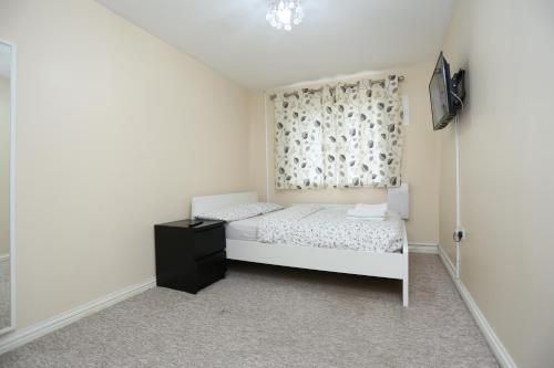 Lovely 4 Bed House London - image 12