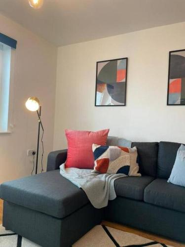 غرفة الضيوف, Quayside by Mia Living Modern one bedroom apartment in Cardiff Bay in Cardiff Bay