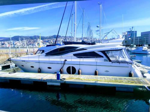  R54 Premium Yacht, Unterkunft in Vigo