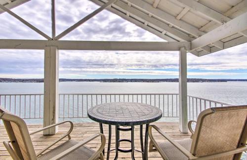 B&B Rocky Mount - Cliff View Haven Rocky Mount Gem with Deck! - Bed and Breakfast Rocky Mount