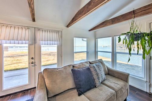 Rustic Gun Barrel City Cottage Deck, Water Views in Gun Barrel City, USA