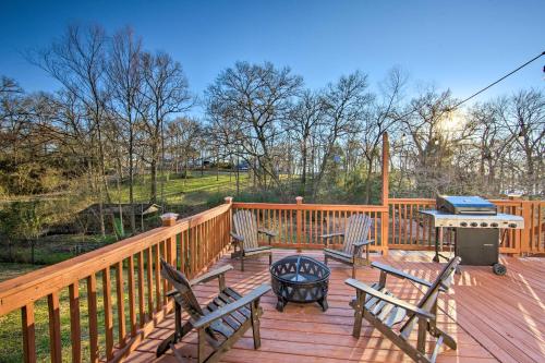 . Walk to Cedar Creek Lake Home with Deck in Malakoff
