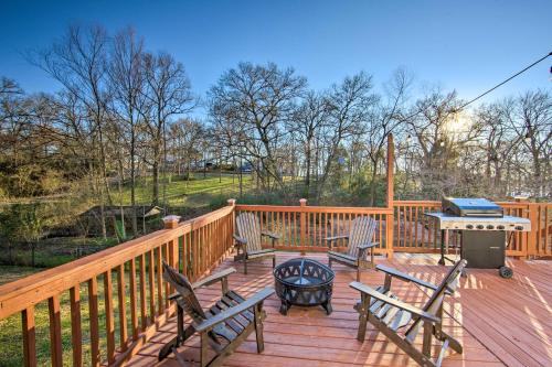 Cedar Creek Lake Getaway with Wraparound Deck! - Malakoff