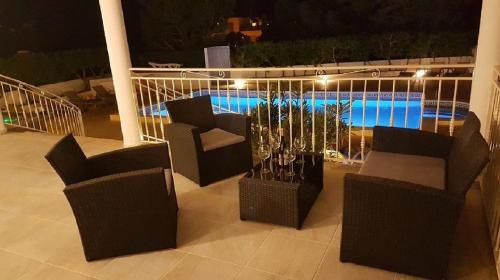 Stunning 5 suites,heatable pool and hot tub,games room gîte à louer Azinhal