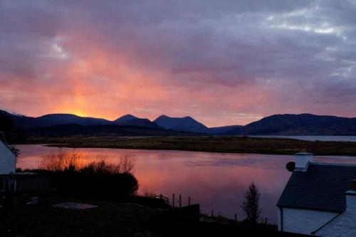 Tidal Cottage On The Shore Isle of Skye