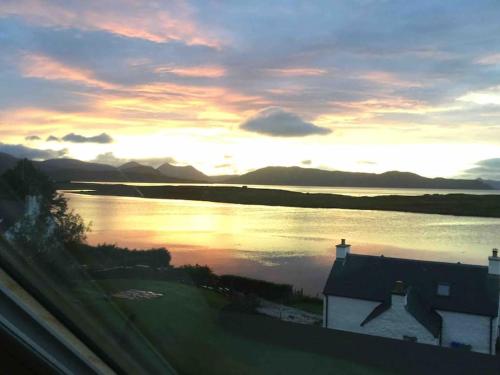 Tidal Cottage On The Shore Isle of Skye