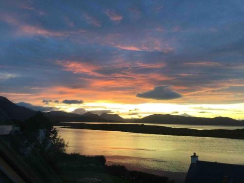 Tidal Cottage On The Shore Isle of Skye