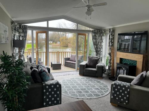 2 Bed Beautiful and Tranquil Lakeside Lodge 