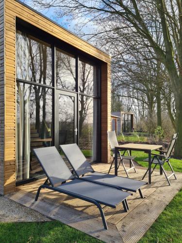 Balcony/terrace, Nieuw! Sfeervol Tiny House in de natuur en aan het water in Hulshorst