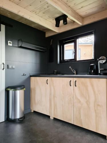 Kitchen, Nieuw! Sfeervol Tiny House in de natuur en aan het water in Hulshorst