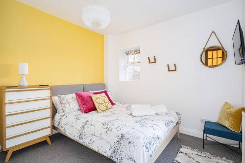 BRAND NEW LSITING!Wonderful One Bedroom Apartment, Bath (photo 7)