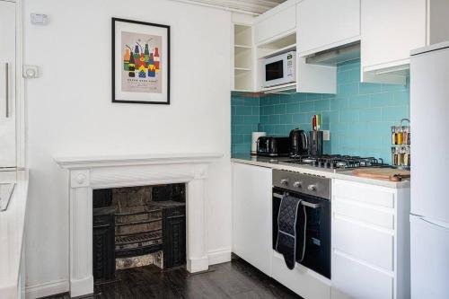 BRAND NEW LSITING!Wonderful One Bedroom Apartment, Bath (photo 5)