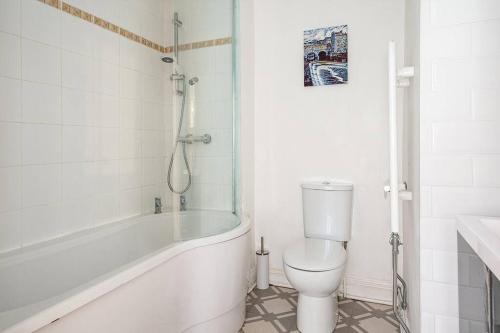 BRAND NEW LSITING!Wonderful One Bedroom Apartment, Bath (photo 9)