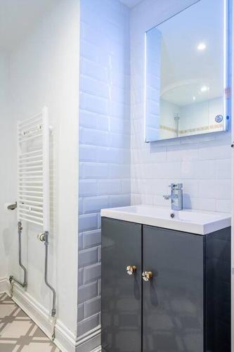 BRAND NEW LSITING!Wonderful One Bedroom Apartment, Bath (photo 10)