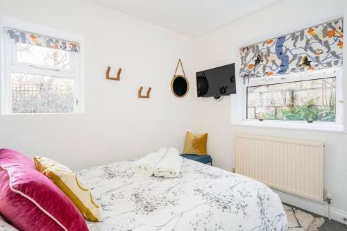 BRAND NEW LSITING!Wonderful One Bedroom Apartment, Bath (photo 8)