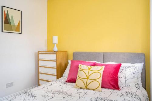 BRAND NEW LSITING!Wonderful One Bedroom Apartment, Bath (photo 11)