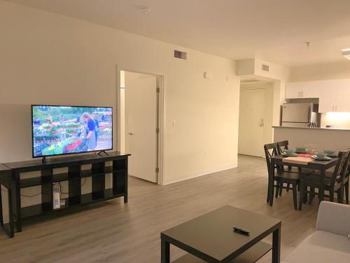 Perfect Apt w Parking Gym Pool WIFI in Arts District DTLA near Little Tokyo B4 in Los Angeles, USA