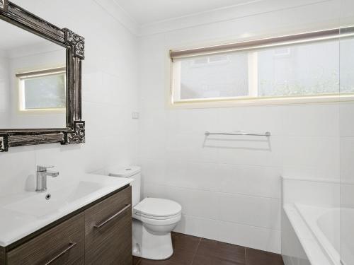 Spacious 3-bedroom Beach Home Close to Golf Course in Bateau Bay