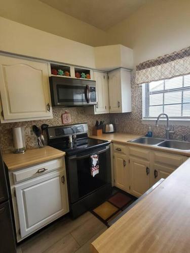 Cozy Indy Home in 菲舍斯