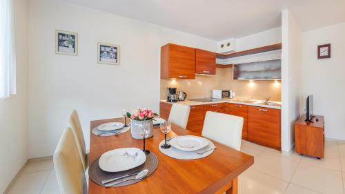 One-Bedroom Apartment image 5