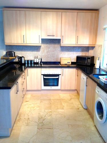  Modern 2-Bed Apartment in Benamara wifi aircon in Estepona