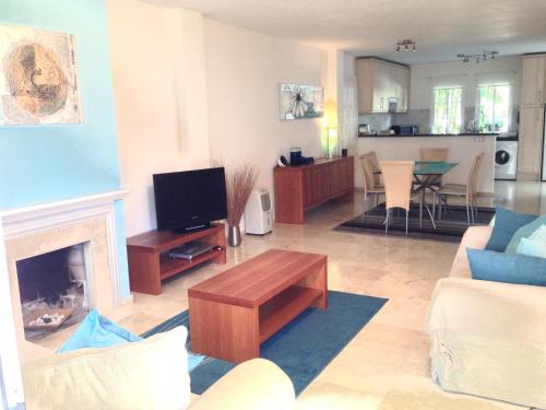  Modern 2-Bed Apartment in Benamara wifi aircon in Estepona