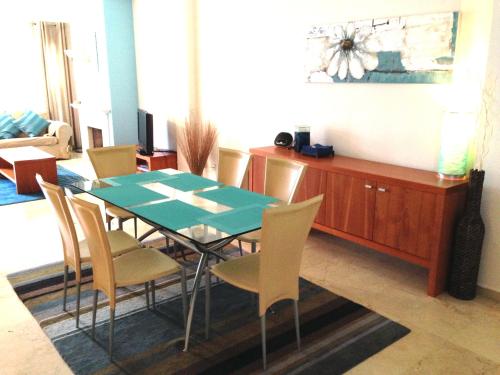  Modern 2-Bed Apartment in Benamara wifi aircon in Estepona