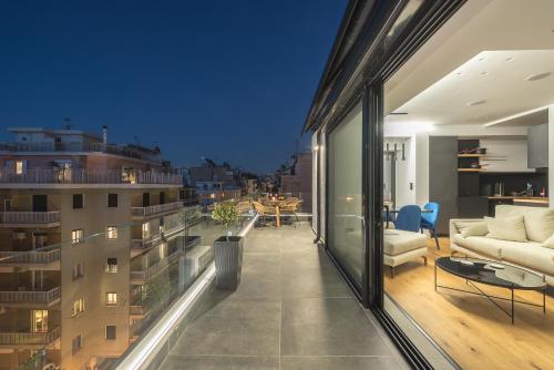 The Top Floor, Ateny