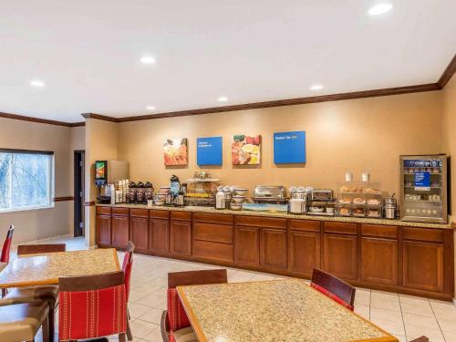 Comfort Inn & Suites East Moline near I-80