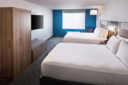 2 queen beds, 1 sofa bed