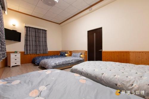 Quadruple Room with Private Bathroom image 10