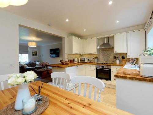 Stunning Ironbridge Courtyard House with a Garden! gîte à louer Benthall