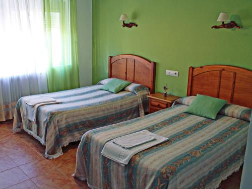 3 twin beds