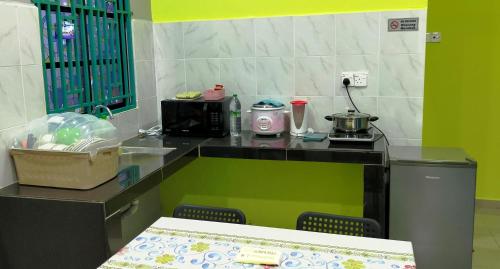 Kuchnia, anjung ara suites and roomstays in Batu Rakit
