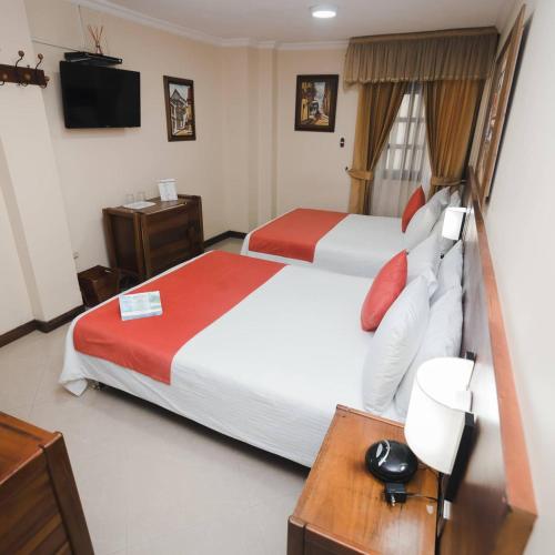 1 double bed, 2 twin beds