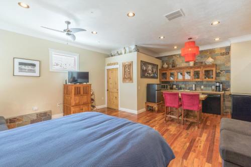 Lotus Mountain Suites - East Suite - image 7