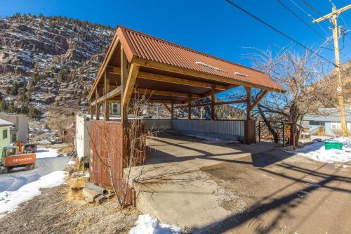 Lotus Mountain Suites - East Suite - image 11