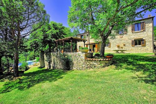 Kert, Villa Luciano by PosarelliVillas in Chiassa Superiore