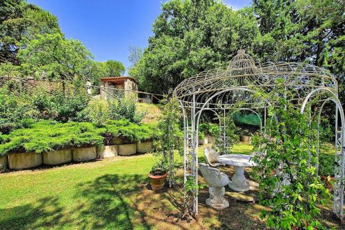 Kert, Villa Luciano by PosarelliVillas in Chiassa Superiore