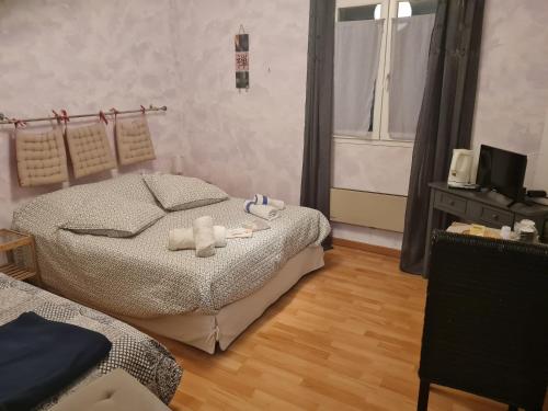 Chambres d'hôtes des Oliviers chambres 2 colibris chambre d'hôte Le Figaret