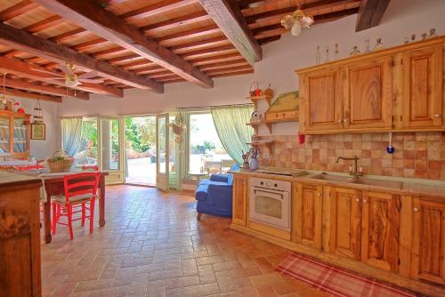 مطبخ, Casale San Martino by PosarelliVillas in Catrosse