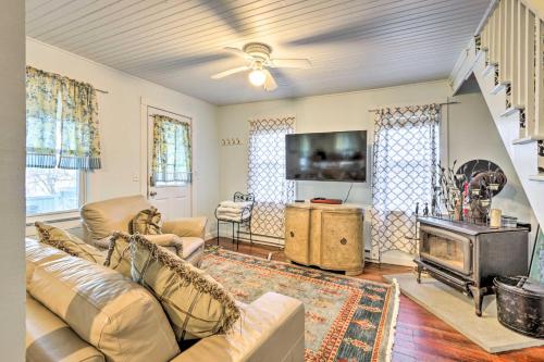 Charming Danbury Cottage with Lake Kenosia Access!