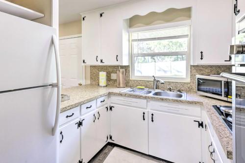 Less Than 1 Mi to Lake Weir Quiet Summerfield Getaway in Weirsdale