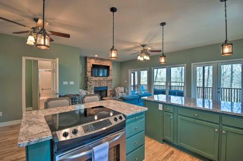 Lake Hartwell Retreat with Boat Dock and Kayaks! in Fair Play, USA
