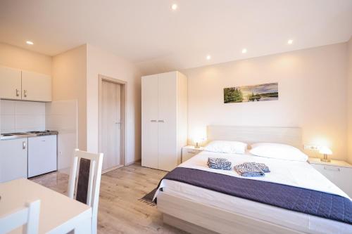 1 queen bed, 1 sofa bed
