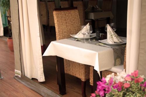 Restaurant, Canvas & Orchids Retreat in Tatai