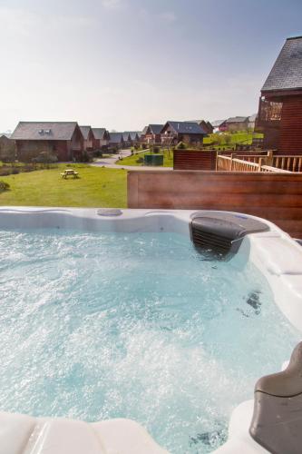 Puffin Hot tub Lodge, 4 bedrooms Resort, Pool,Gym,Bar