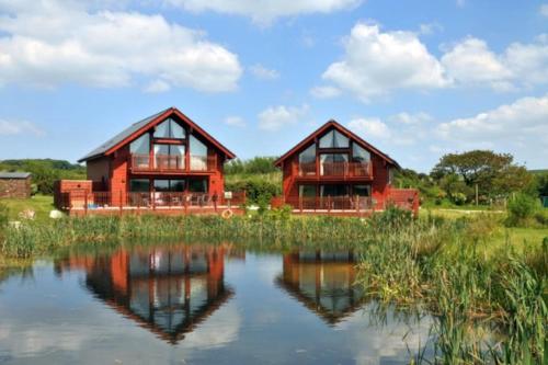 Swallow Lodge with Hot Tub, dogs welcome sleeps 8, Great resort Facilities